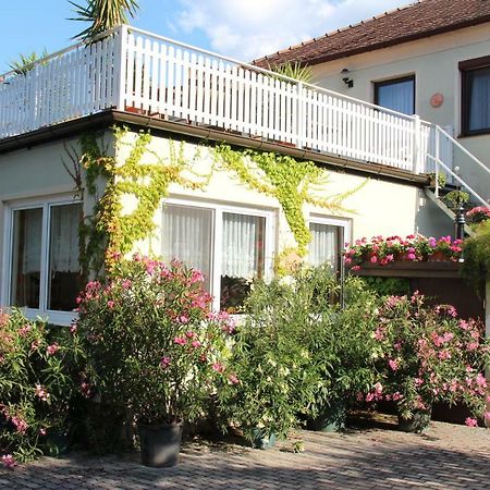 Weingut Pension Sommerhof Moerbisch Am See Exterior photo