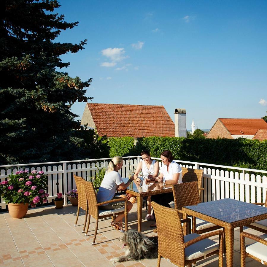 Weingut Pension Sommerhof Moerbisch Am See Exterior photo